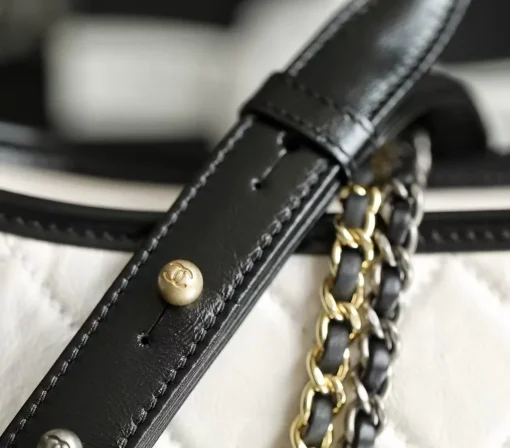 Chanel Gabrielle Hobo Bag in White - Image 6