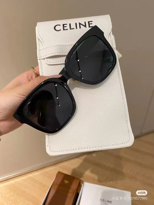 CELINE TRIOMPHE 05. Logo on the temple. Acetate frame. Square-shaped. Women's sunglasses. In black. - Image 2