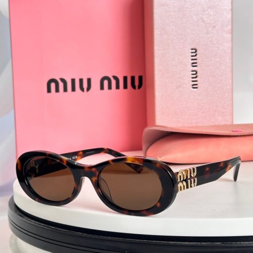 MIU MIU. Decorated with the MIU MIU logo. Acetate frame. Oval-shaped. Women's sunglasses. In black. - Image 7