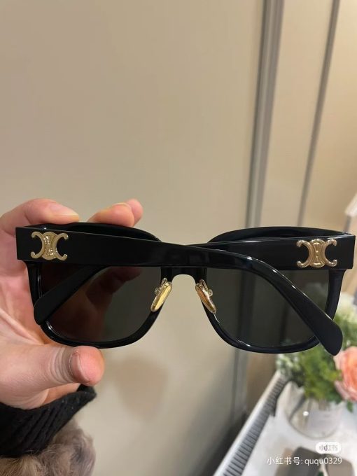 CELINE TRIOMPHE 05. Logo on the temple. Acetate frame. Square-shaped. Women's sunglasses. In black.