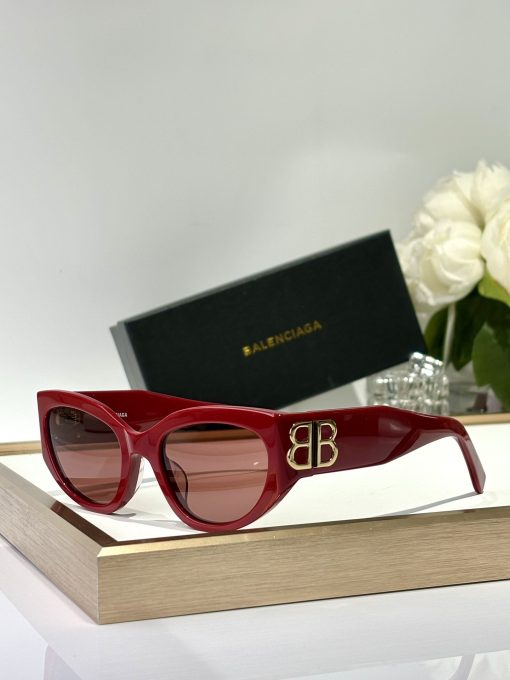Balenciaga. The BOSSY series with the gorgeous BB logo. In a textured narrow design. Acetate frame. In cat-eye style. Women's sunglasses. - Image 4
