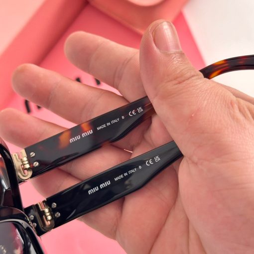 MIU MIU. Decorated with the MIU MIU logo. Acetate frame. Oval-shaped. Women's sunglasses. In black. - Image 6
