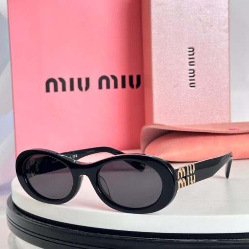 MIU MIU. Decorated with the MIU MIU logo. Acetate frame. Oval-shaped. Women's sunglasses. In black. - Image 5