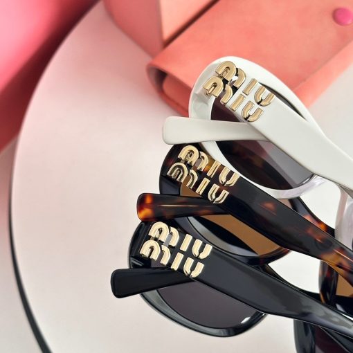 MIU MIU. Decorated with the MIU MIU logo. Acetate frame. Oval-shaped. Women's sunglasses. In black. - Image 9