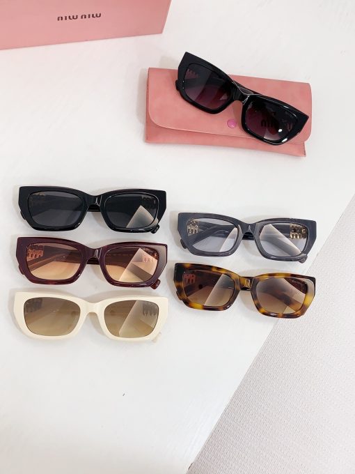 MIU MIU. Logo on the temple. Acetate frame.