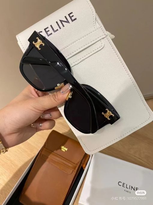 CELINE TRIOMPHE 05. Logo on the temple. Acetate frame. Square-shaped. Women's sunglasses. In black. - Image 3