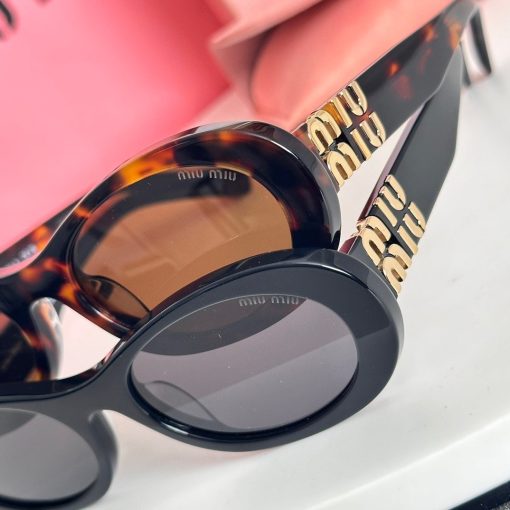 MIU MIU. Decorated with the MIU MIU logo. Acetate frame. Oval-shaped. Women's sunglasses. In black. - Image 8
