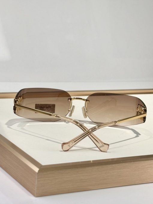 MIU MIU. Provides full protection against UVA and UVB. Irregular-shaped. Women's sunglasses. In gold color. - Image 6