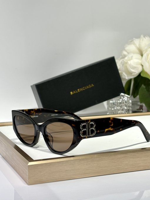 Balenciaga. The BOSSY series with the gorgeous BB logo. In a textured narrow design. Acetate frame. In cat-eye style. Women's sunglasses.