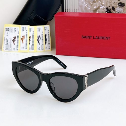 SAINT LAURENT. The temples are decorated with CASSANDRE hinges. Made of metal and acetate. In an irregular shape. Women's sunglasses. In tortoiseshell color. - Image 4