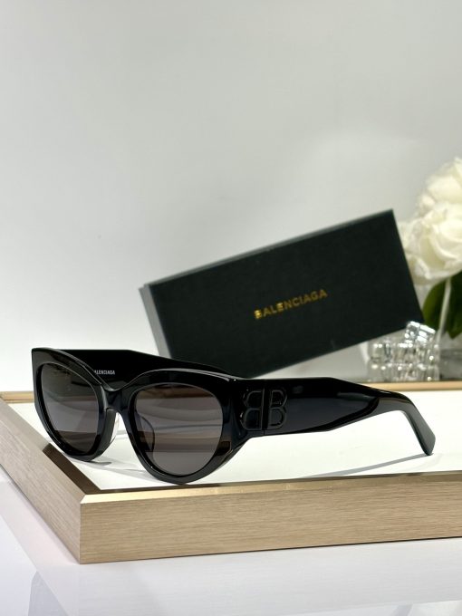 Balenciaga. The BOSSY series with the gorgeous BB logo. In a textured narrow design. Acetate frame. In cat-eye style. Women's sunglasses. - Image 2