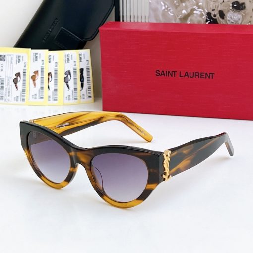 SAINT LAURENT. The temples are decorated with CASSANDRE hinges. Made of metal and acetate. In an irregular shape. Women's sunglasses. In tortoiseshell color.