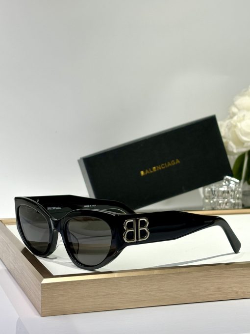 Balenciaga. The BOSSY series with the gorgeous BB logo. In a textured narrow design. Acetate frame. In cat-eye style. Women's sunglasses. - Image 3