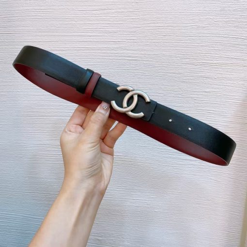 CHANEL 24CC belt with a silver-finished logo buckle, made of brass metal. It is a double-sided calfskin belt available in black and burgundy colors, with a width of 3.0 cm.