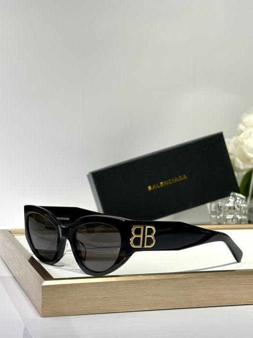 Balenciaga. The BOSSY series with the gorgeous BB logo. In a textured narrow design. Acetate frame. In cat-eye style. Women's sunglasses. - Image 5
