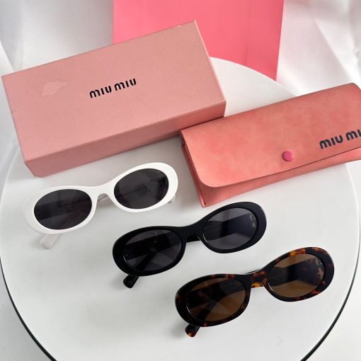 MIU MIU. Decorated with the MIU MIU logo. Acetate frame. Oval-shaped. Women's sunglasses. In black.