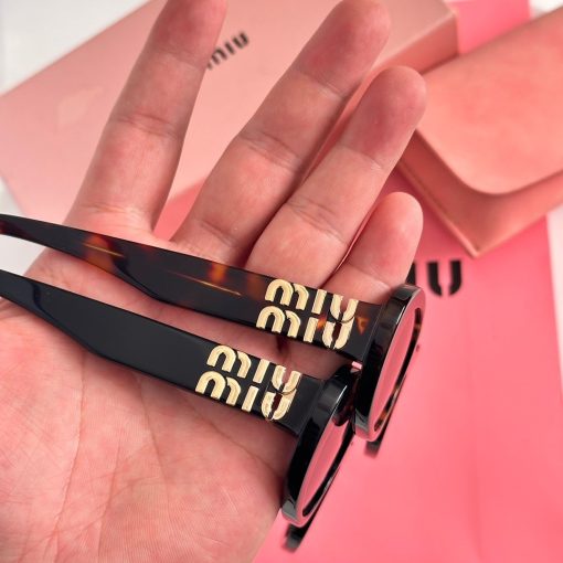 MIU MIU. Decorated with the MIU MIU logo. Acetate frame. Oval-shaped. Women's sunglasses. In black. - Image 3
