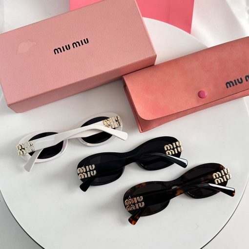 MIU MIU. Decorated with the MIU MIU logo. Acetate frame. Oval-shaped. Women's sunglasses. In black. - Image 4