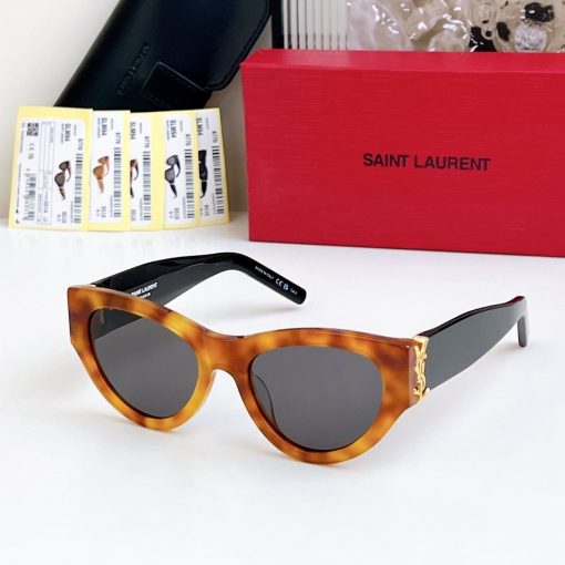 SAINT LAURENT. The temples are decorated with CASSANDRE hinges. Made of metal and acetate. In an irregular shape. Women's sunglasses. In tortoiseshell color. - Image 6