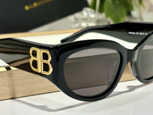 Balenciaga. The BOSSY series with the gorgeous BB logo. In a textured narrow design. Acetate frame. In cat-eye style. Women's sunglasses. - Image 6