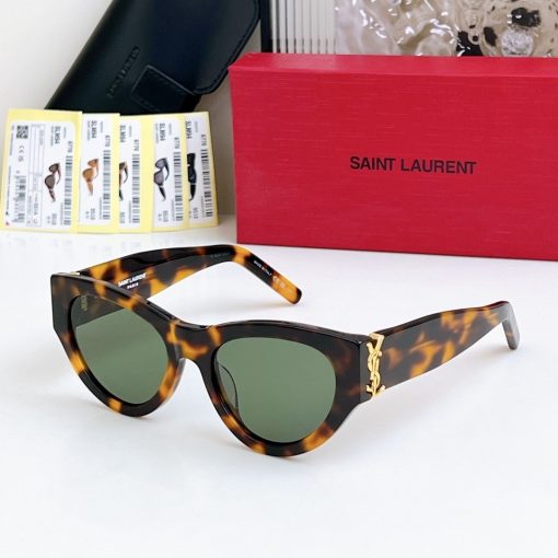SAINT LAURENT. The temples are decorated with CASSANDRE hinges. Made of metal and acetate. In an irregular shape. Women's sunglasses. In tortoiseshell color. - Image 7