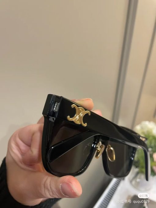 CELINE TRIOMPHE 05. Logo on the temple. Acetate frame. Square-shaped. Women's sunglasses. In black. - Image 4