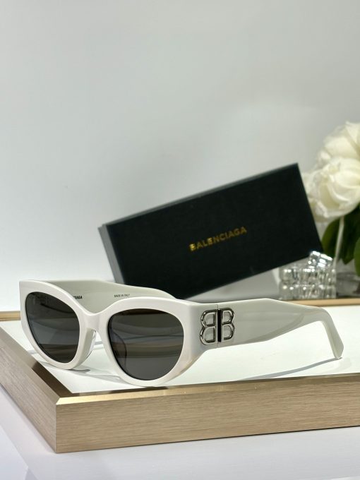Balenciaga. The BOSSY series with the gorgeous BB logo. In a textured narrow design. Acetate frame. In cat-eye style. Women's sunglasses. - Image 7