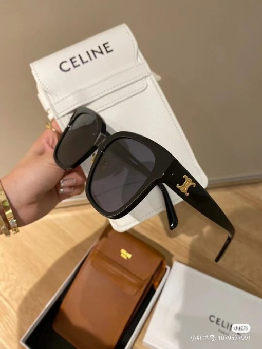 CELINE TRIOMPHE 05. Logo on the temple. Acetate frame. Square-shaped. Women's sunglasses. In black. - Image 5