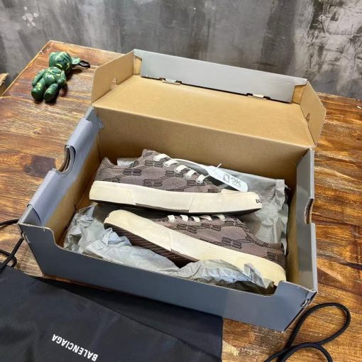 Balenciaga  Paris - Image 3