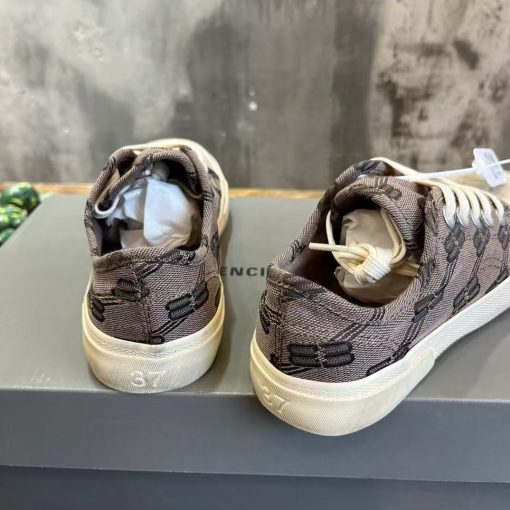 Balenciaga  Paris - Image 8
